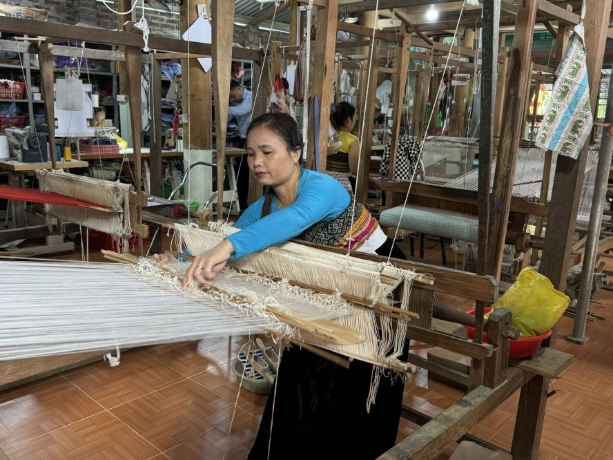 Voi nguoi phu nu Thai o vung Mai Chau (cu) nay thuoc tinh Phu Tho, tung tam vai tho cam nhu mot phan di san song, gan bo voi tuoi tho, cuoc song hang ngay, le nghi. Anh: Thu Hang