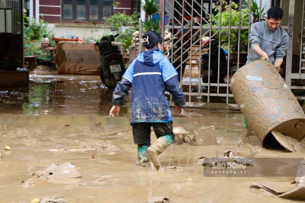 Nguoi dan tinh Tuyen Quang don dep sau lu. Anh: Dang Vu.