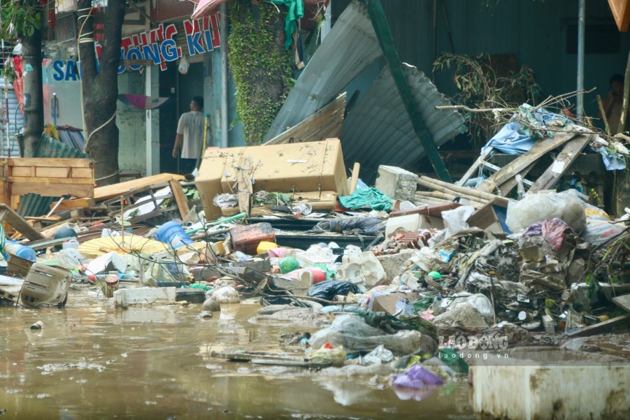 Prolonged flooding has affected the environment in many areas, causing the risk of disease formation. Photo: Dang Vu.