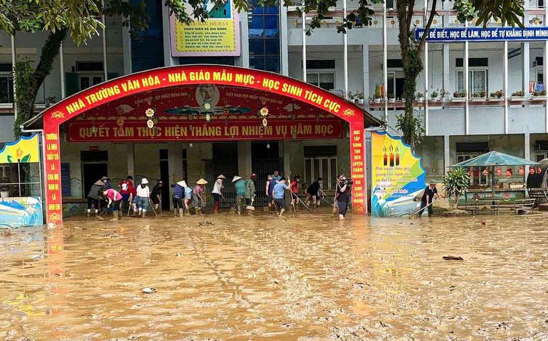 Cong tac ve sinh moi truong tai cac truong hoc tren dia ban tinh Tuyen Quang duoc khan truong tien hanh, dam bao moi truong hoc an toan cho hoc sinh. Anh: Ngoc Han.