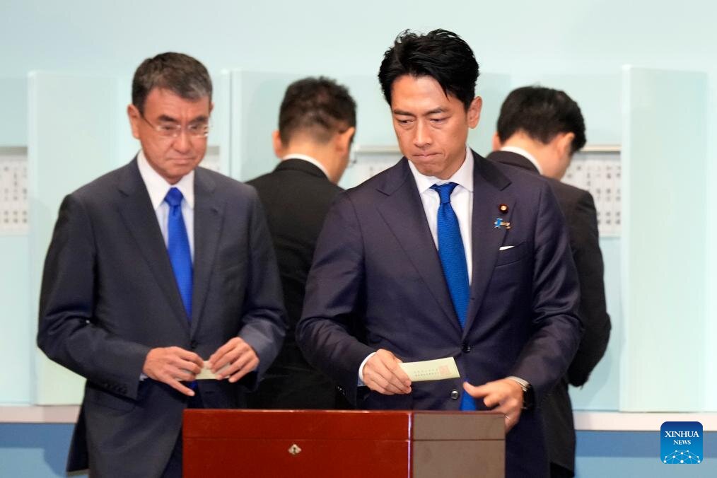 Ung vien Shinjiro Koizumi bo phieu trong cuoc bau cu lanh dao dang Dan chu Tu do (LDP) tai Tokyo, Nhat Ban, ngay 27.9.2024. Anh: Xinhua