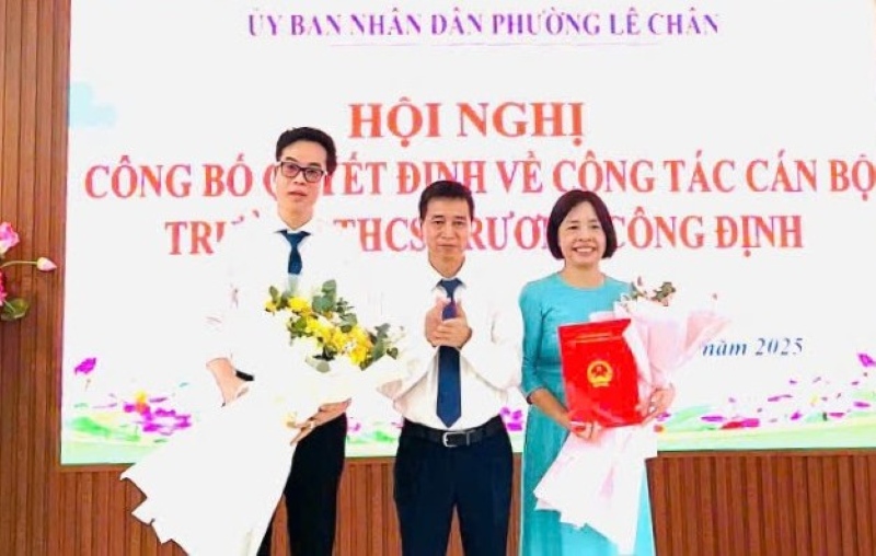 El distrito de Le Chan organiza una conferencia para anunciar las Decisiones sobre el trabajo de los funcionarios de las escuelas secundarias. Foto: Departamento de Informacion y Comunicaciones del distrito de Le Chan Hai Phong