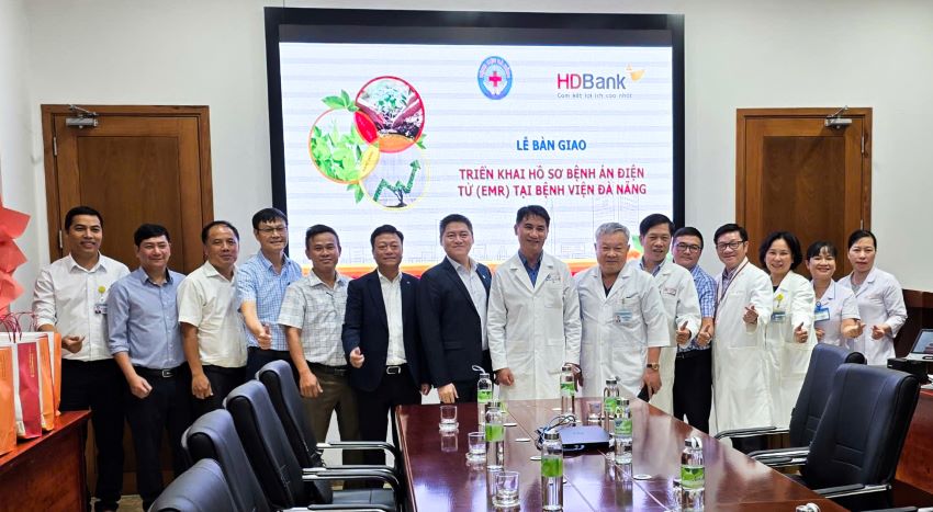 Representants de HDBank et de l'hopital de Da Nang lors de la ceremonie de remise et de deploiement des dossiers medicaux electroniques (EMR) a l'hopital de Da Nang. Photo : HDBank
