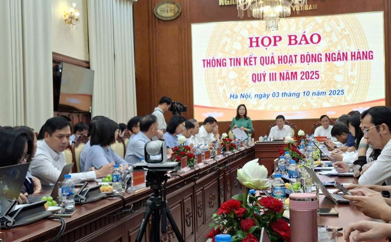 Ms. Ha Thu Giang - Director of the Department of Credit for Economic Sectors (DEC) said that outstanding real estate credit reached more than 4 million billion VND. Photo: Luc Giang