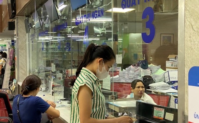 Voters proposed to consider removing the regulation on referral for medical examination and treatment. Photo: Huong Giang