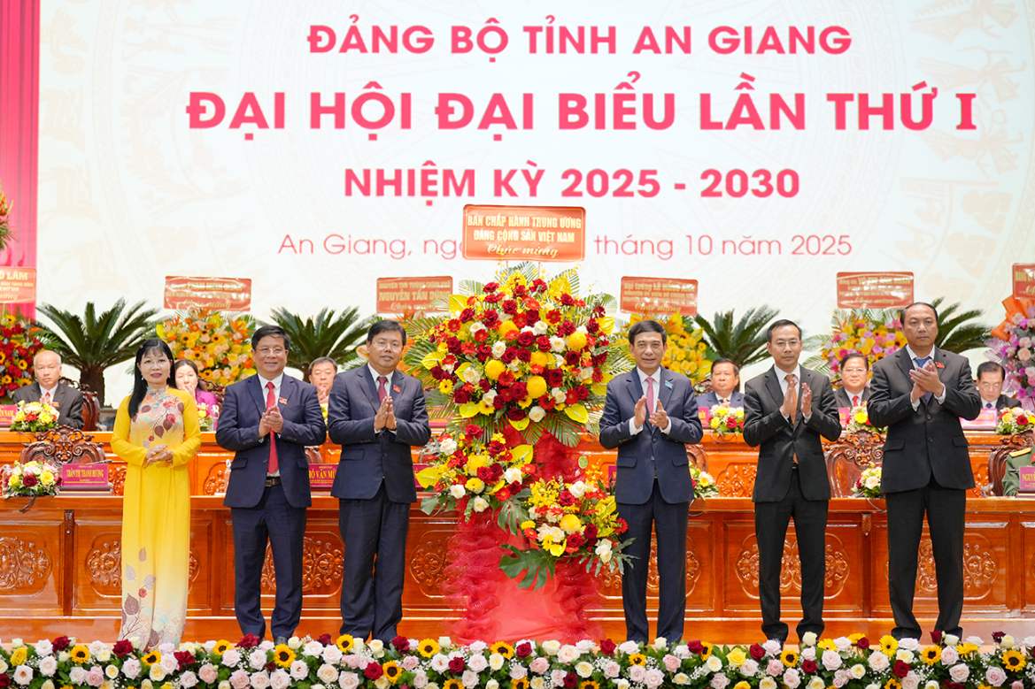Dai tuong Phan Van Giang - Uy vien Bo Chinh tri, Pho Bi thu Quan uy Trung uong, Bo truong Bo Quoc phong thay mat Ban Chap hanh Trung uong Dang trao tang hoa chuc mung Dai hoi. Anh: BTC