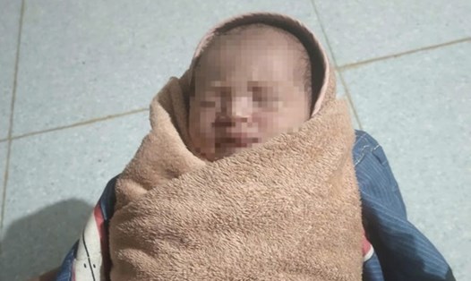 Bé gái sơ sinh bị bỏ rơi đã được người thân đến nhận. Ảnh: H.Nguyên