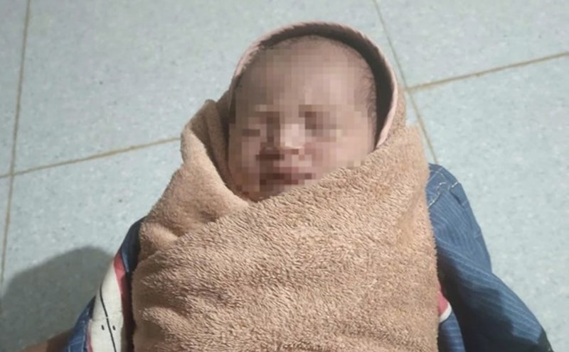 The abandoned newborn baby girl was picked up by relatives. Photo: H.Nguyen