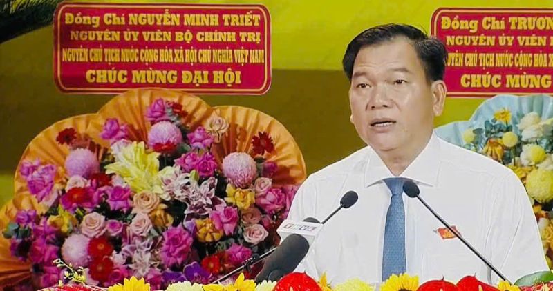 El Sr. Duong Hoang Sum Director del Departamento de Cultura Deportes y Turismo presenta un ensayo en el I Congreso del Partido Provincial de Vinh Long mandato 2025-2030. Foto: Hoang Loc