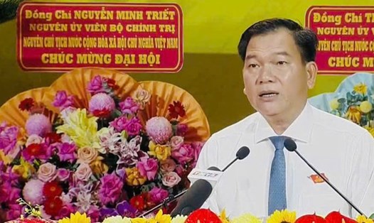 Ông Dương Hoàng Sum – Giám đốc Sở Văn hóa, Thể thao và Du lịch trình bày tham luận tại Đại hội Đảng bộ tỉnh Vĩnh Long lần thứ I, nhiệm kỳ 2025-2030. Ảnh: Hoàng Lộc