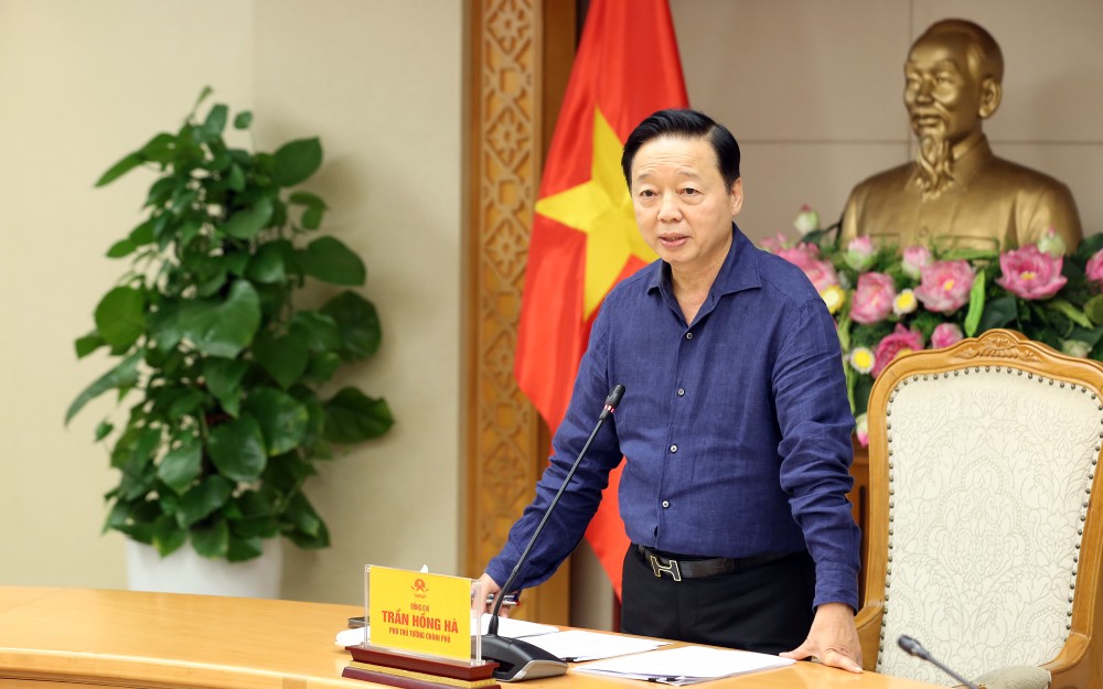 Deputy Prime Minister Tran Hong Ha chaired a meeting on responding to storm No. 11 Matmo. Photo: VGP/Minh Khoi