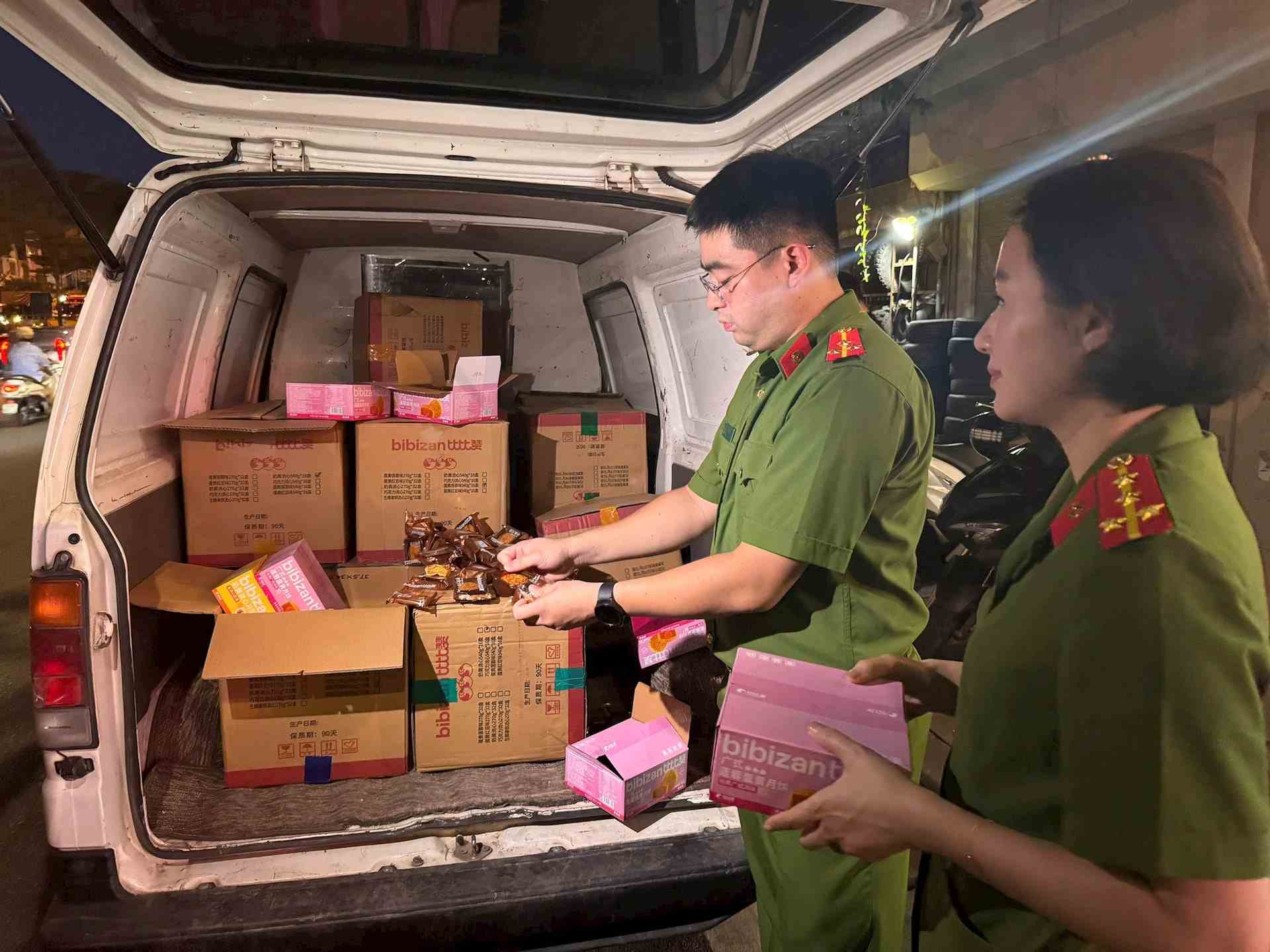 Hoan Kiem Ward Police (Hanoi) inspected and discovered nearly 4,000 moon cakes of unknown origin in trucks. Photo: TA