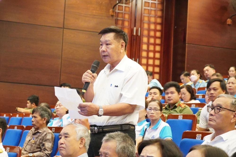 Cu tri Vu Tien Dung (to 20, phuong Hai Chau) co nhung y kien lien quan den viec dieu dong can bo ve xa, phuong lam viec sau sap nhap. Anh: Tran Thi