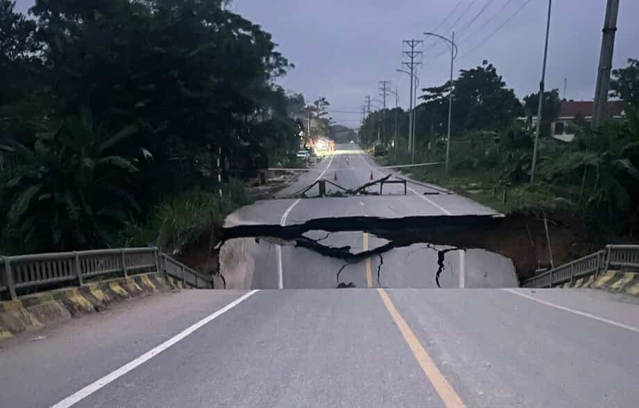 A major flood caused a bridge collapse in the mountainous commune of Tuyen Quang. Photo: Thanh Lam