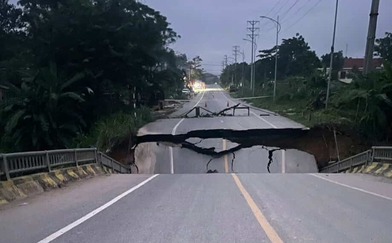 A major flood caused a bridge collapse in the mountainous commune of Tuyen Quang. Photo: Thanh Lam