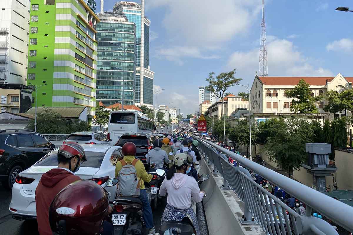 Khu vuc cau Ba Son (huong tu phuong An Khanh vao trung tam) cung trong tinh trang tuong tu, khi nguoi va phuong tien vat va di chuyen trong dieu kien duong tron truot va tam nhin han che. Anh: Anh Tu