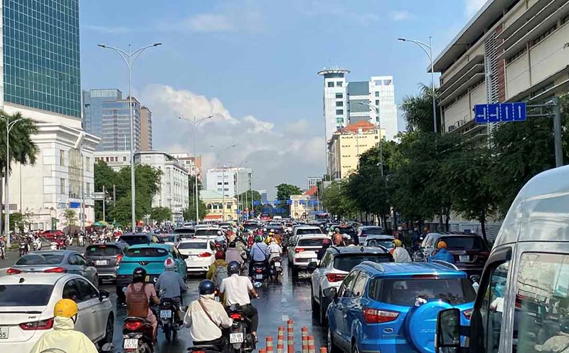 Congestion extended many roads in Ho Chi Minh City after heavy rain on the morning of October 3. Photo: Anh Tu
