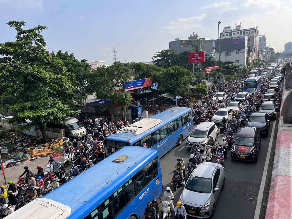 Un tac keo dai tai khu vuc cau Binh Loi. Anh: Anh Tu