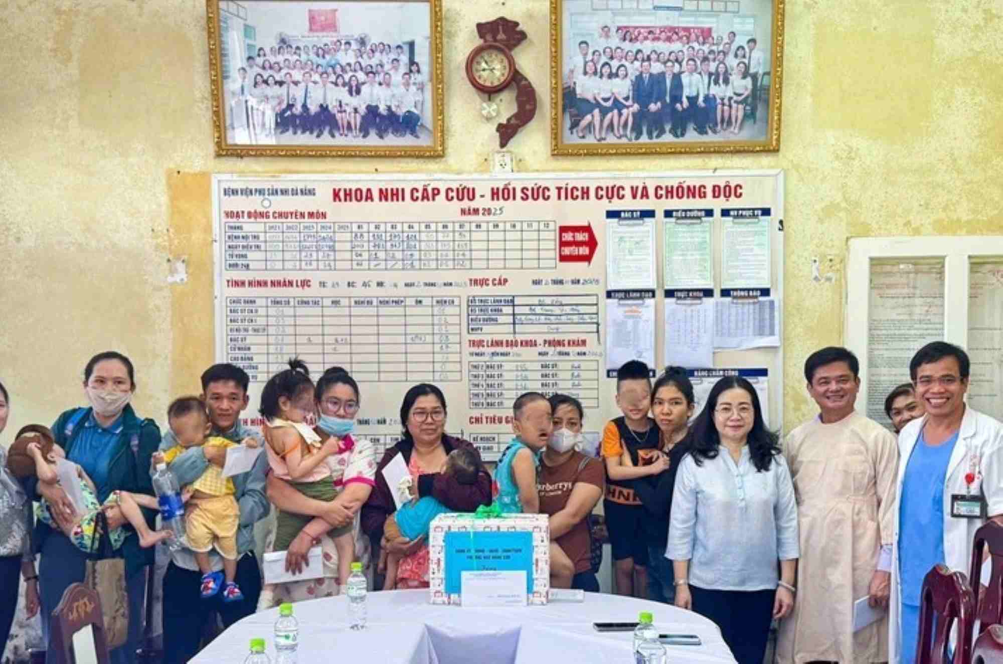 Da Nang の Ngu Hanh Son 区のリーダーが、産婦人科・小児病院で治療を受けている重病の子供たちを訪問し、贈り物を贈呈。写真: Ha Phan