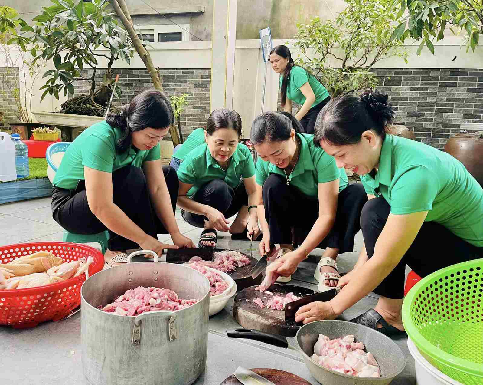 Las maestras de la escuela primaria Tan Ky unen fuerzas para cocinar comida gratis para ayudar a la gente en las zonas inundadas. Foto: Ngoc Anh