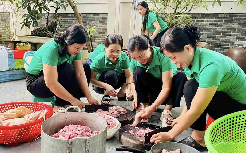 Teachers at Tan Ky Primary School joined hands to cook free meals to help people in flooded areas. Photo: Ngoc Anh