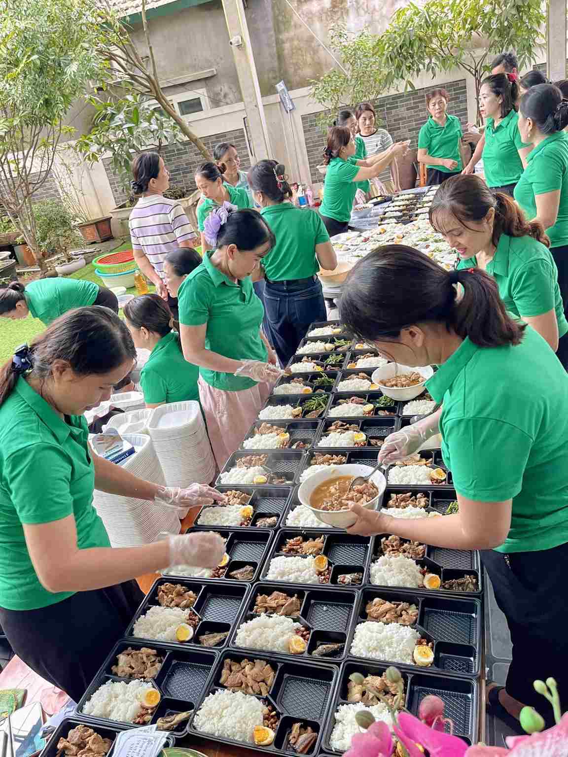 Nhung suat com tuom tat tiep suc cho ba con vung lu. Anh: Ngoc Anh