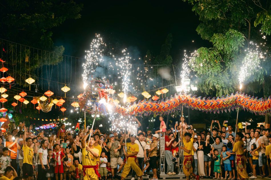 People and tourists in Hoi An ancient town enjoy the Mid-Autumn Festival organized annually by the locality. Photo: Nguyen Hoang
