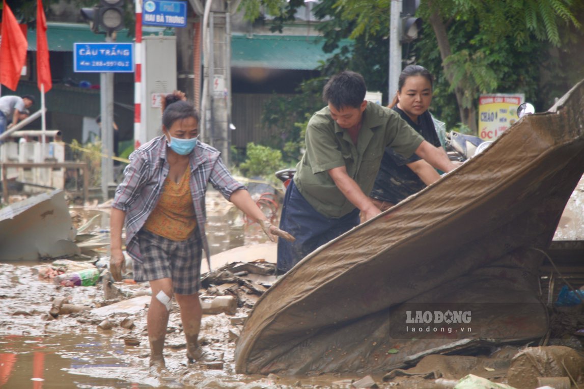 People clean up and overcome the consequences of the major flood caused by storm No. 10 in the old Ha Giang (now Tuyen Quang province), on October 2. Photo: Dang Vu