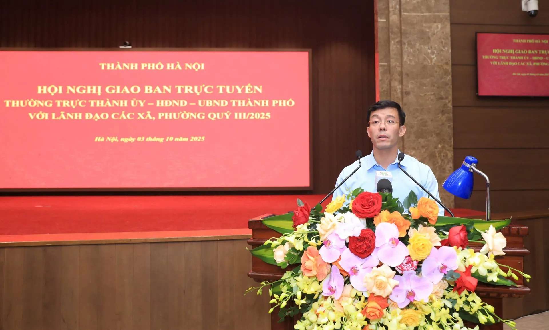 Le directeur du Centre d'assistance administrative publique de la ville de Hanoï Cu Ngoc Trang a rendu compte de la situation du travail de reception et de traitement des procedures administratives au niveau communal du 1er juillet 2025 a ce jour. Photo : Thanh Hai