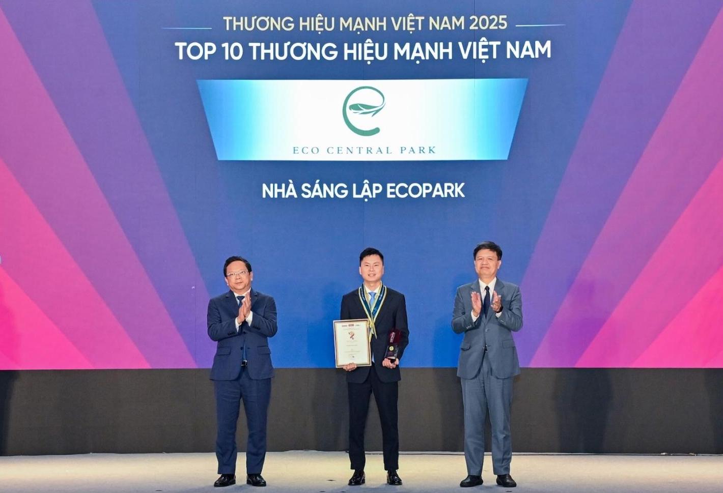 Dai dien nha sang lap Ecopark nhan giai thuong Thuong hieu manh Viet Nam 2025.  