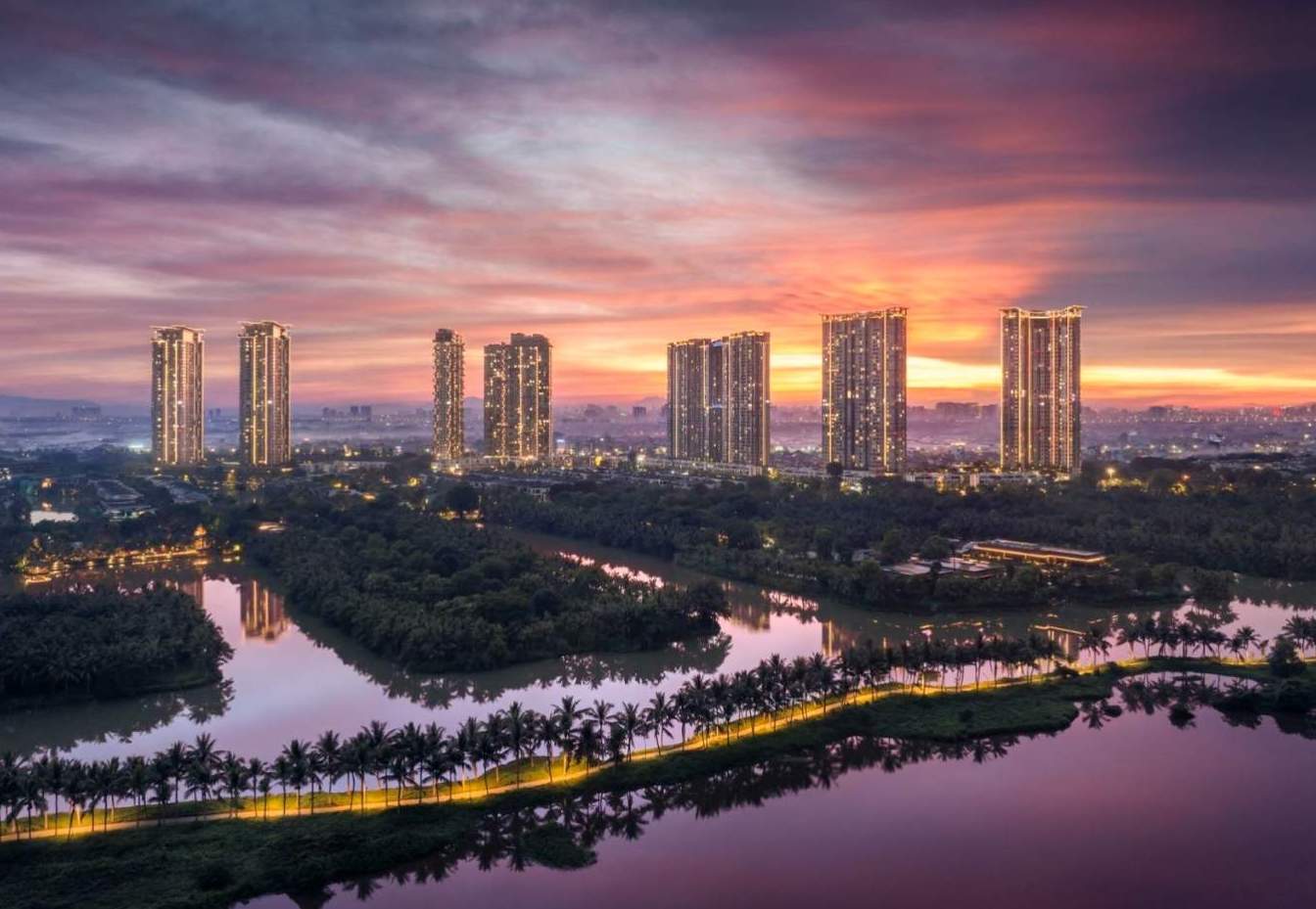 Nhung o cua sang den giup Ecopark ruc sang khi dem ve.  