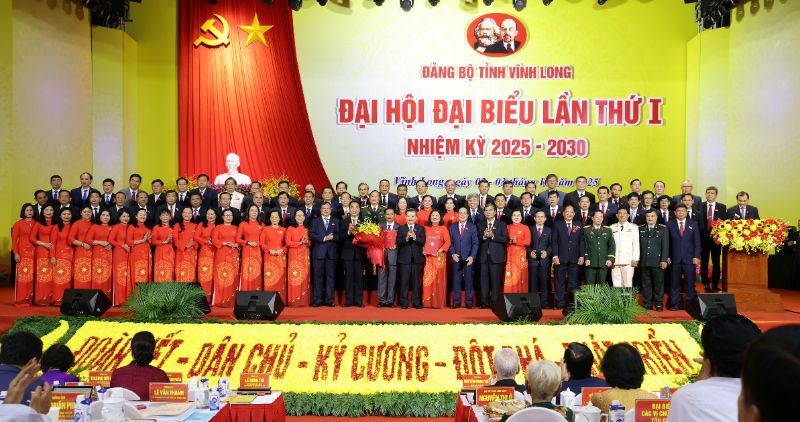 Ong Le Minh Tri, Bi thu Trung uong Dang, Chanh an Toa an Nhan dan toi cao tang hoa chuc mung Ban Chap hanh Dang bo tinh Dong Thap nhiem ky 2025 - 2030. Anh: Phong Linh.
