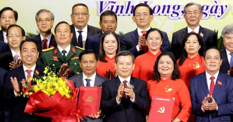 Ong Le Minh Tri, Bi thu Trung uong Dang, Chanh an Toa an Nhan dan toi cao tang hoa chuc mung