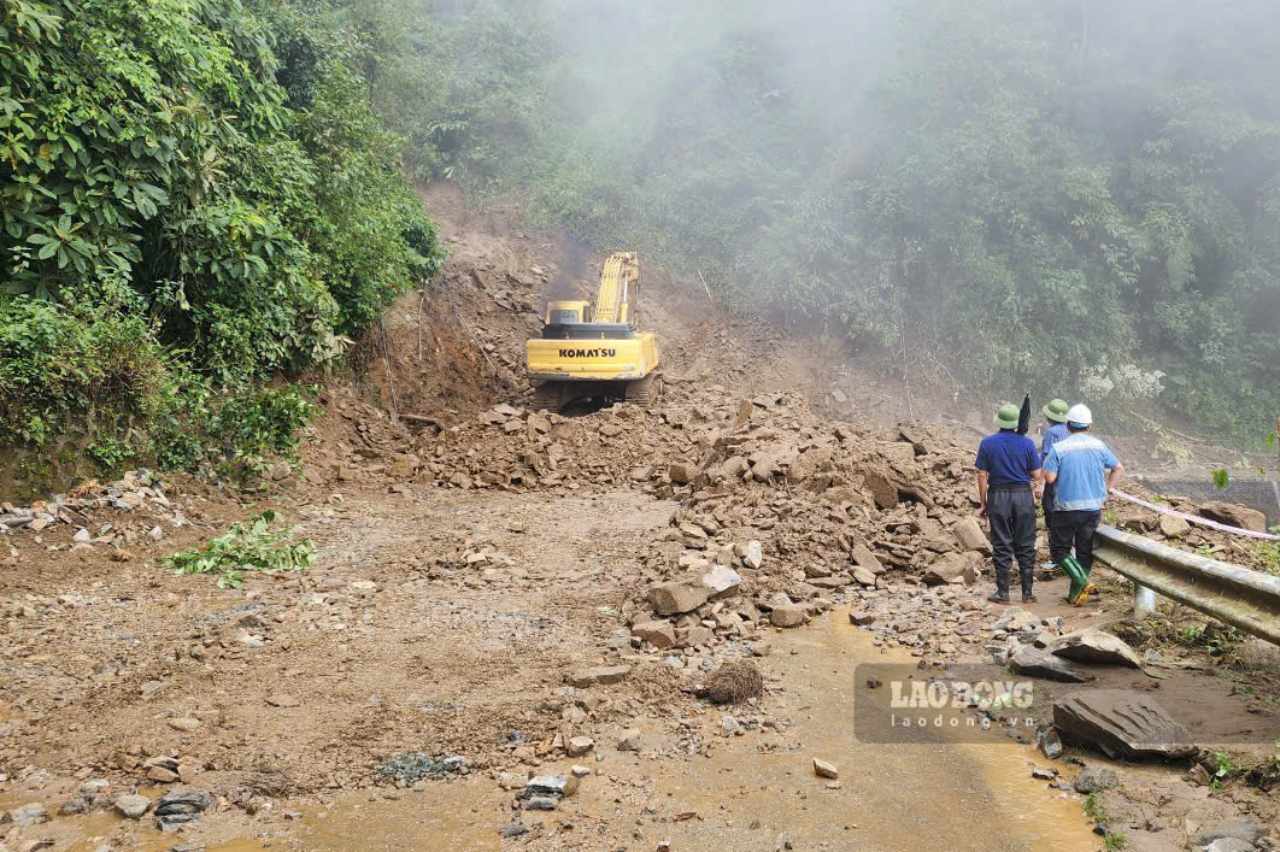 Khu vuc deo Khau Pha nhieu vi tri sat lo, nguy co sat lo khien viec khac phuc gap nhieu kho khan. Anh: Ngoc Son 
