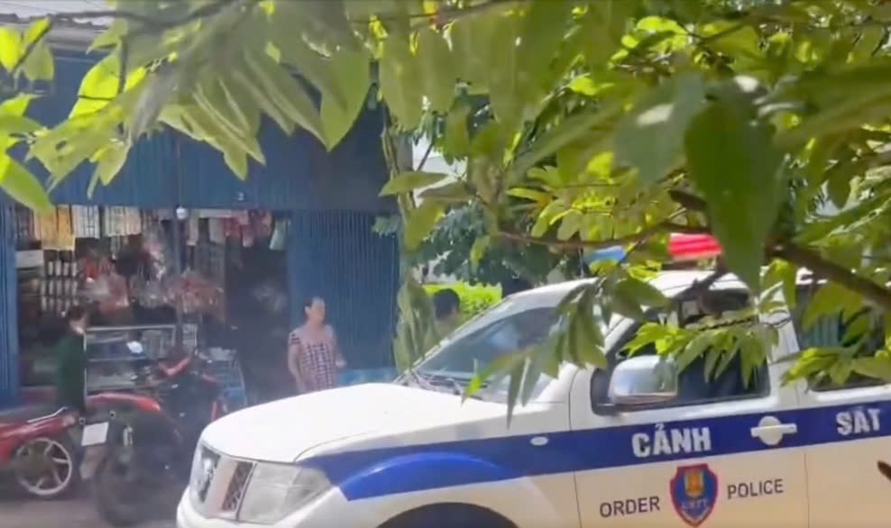 The scene of a person being stung by a bee was promptly taken to the emergency room by the Security and Order Control Patrol Team of Hang Gon Ward Police. Photo: Dong Nai Provincial Police