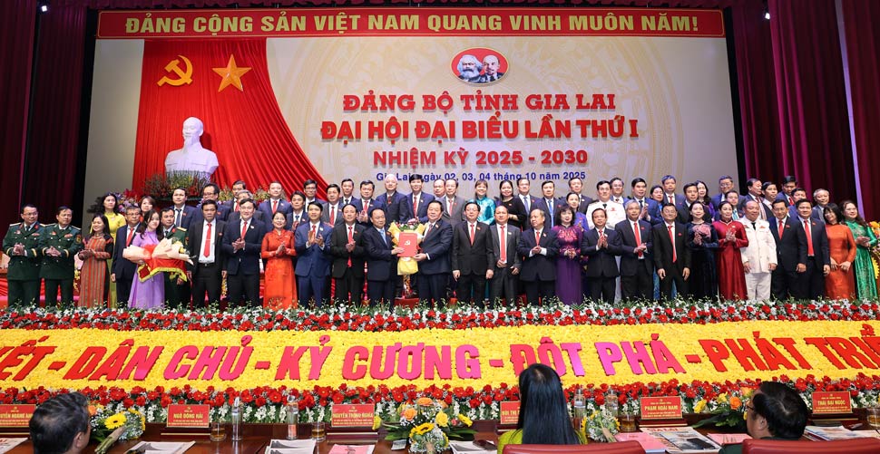 Uy vien Bo Chinh tri Nguyen Trong Nghia trao quyet dinh cho ong Thai Dai Ngoc. Anh: BTC