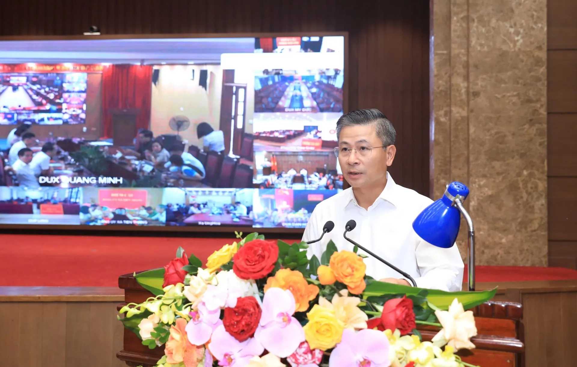 Giam doc So Xay dung Ha Noi Nguyen Phi Thuong bao cao ve kho khan, vuong mac trong phan cap quan ly, duy tu, duy tri, ket cau ha tang giao thong, ket cau ha tang ky thuat, cac nhom dich vu cong ich. Anh: Thanh Hai