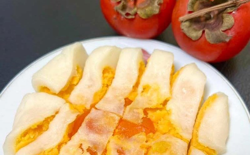 The new way of eating sticky rice cake creates a feeling of less sweetness and richness for users. Photo: Giang Ngoc