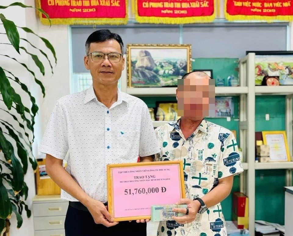 Pou Sung 회사 노동조합 위원장 Le Nhat Truong이 노동자들에게 지원금을 전달하고 있습니다. 사진: 회사 노동조합