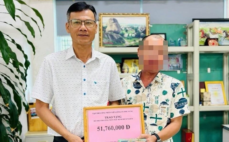 Chairman of the Trade Union of Pou Sung Company Le Nhat Truong presented support to the workers. Photo: Company Union