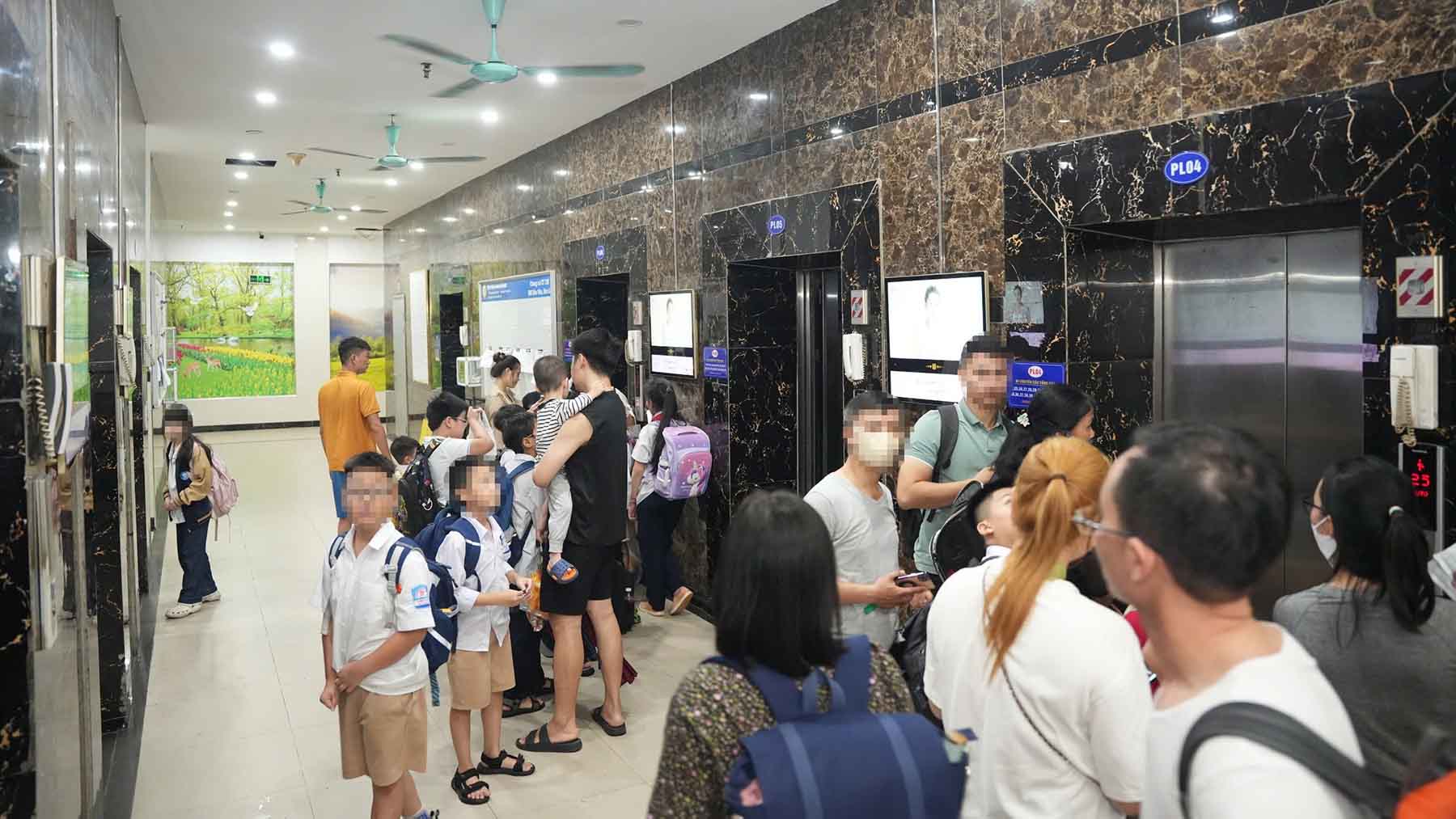 Viec thang may hu hong khien viec di chuyen len xuong tang cua cu dan gap nhieu bat tien. Anh: Song Huu 