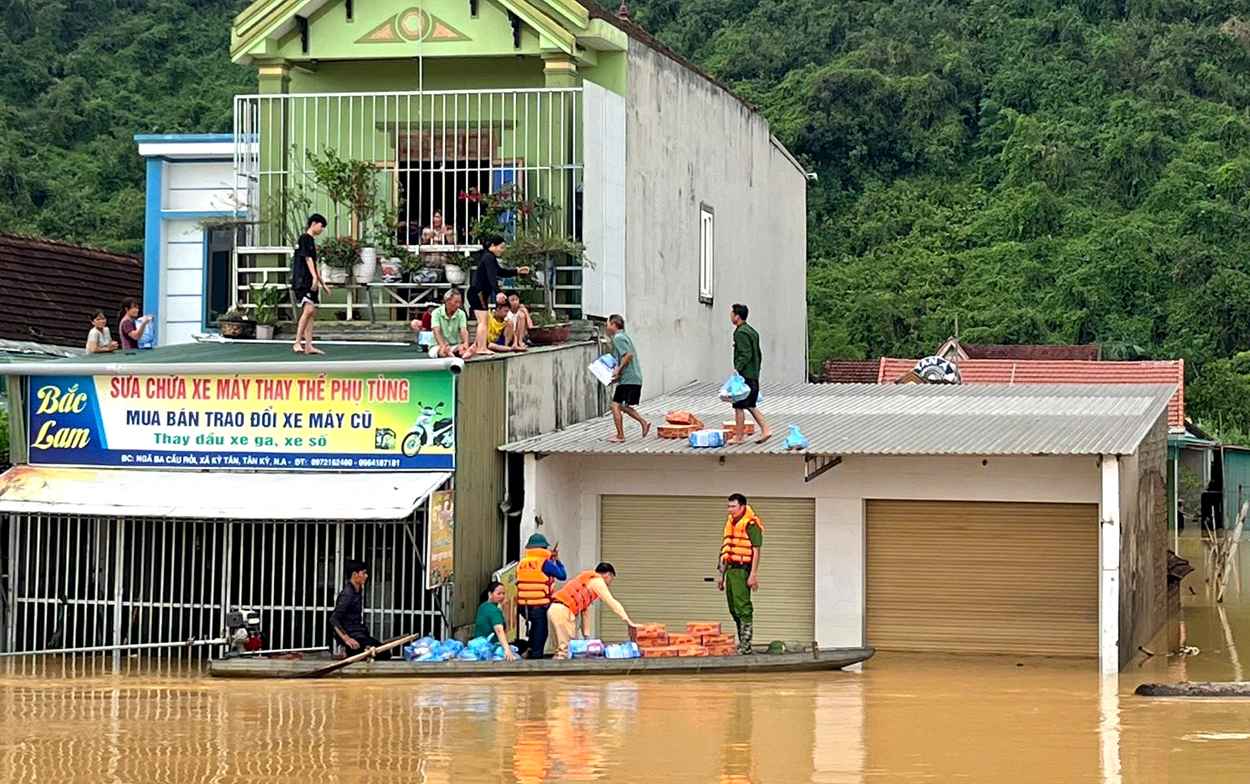 The authorities used boats to supply people in the flooded areas of Tan Ky commune (Nghe An). Photo: Ngoc Anh