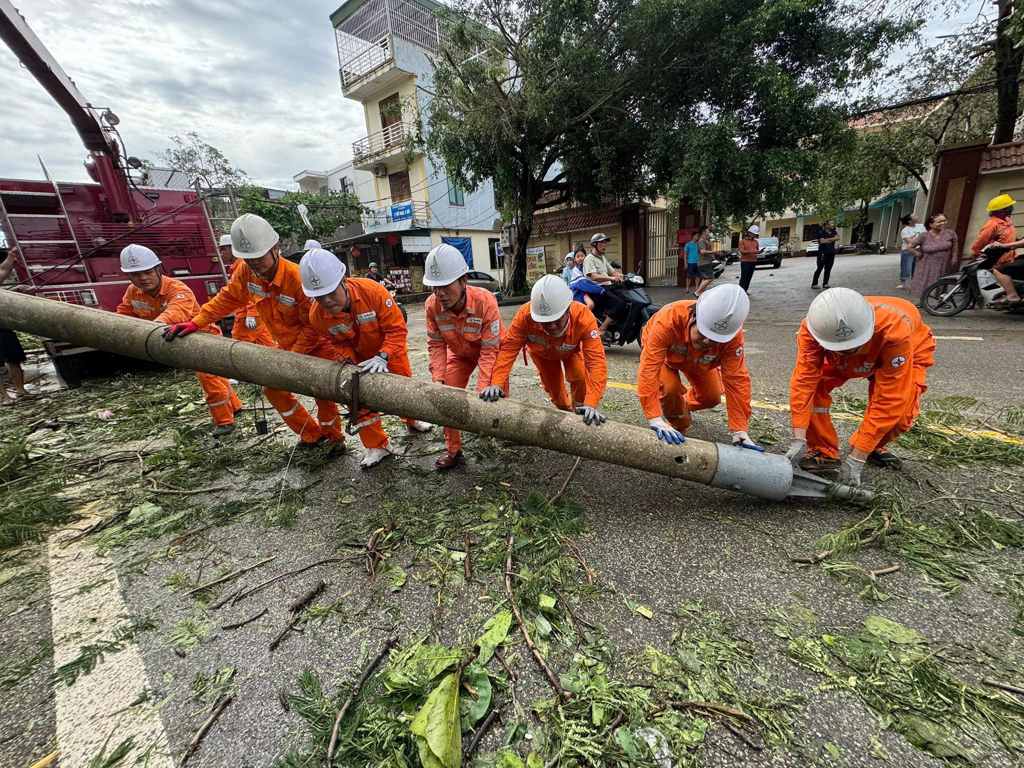 Dien luc Nghe An khan truong khac phuc hau qua bao so 10, som cap dien tro lai. Anh: Ngoc Anh