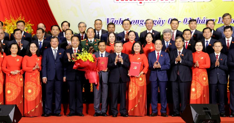 Bi thu Trung uong Dang, Chanh an Toa an Nhan dan toi cao trao Quyet dinh va tang hoa chuc mung ong Tran Van Lau – tan Bi thu Tinh uy Vinh Long. Anh: Phong Linh