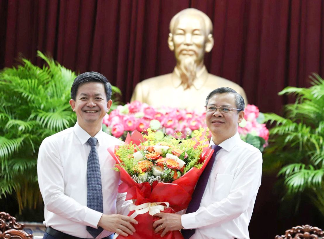 Bi thu Thanh uy Can Tho Le Quang Tung (ben trai) tang hoa chuc mung ong Truong Canh Tuyen vua duoc bau lam Chu tich UBND TP. Anh: Phuong Anh