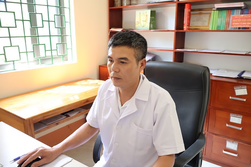 Bac si Nguyen Van Son - Tram truong Tram Y te xa Ban Lien. Anh: Hai Dang