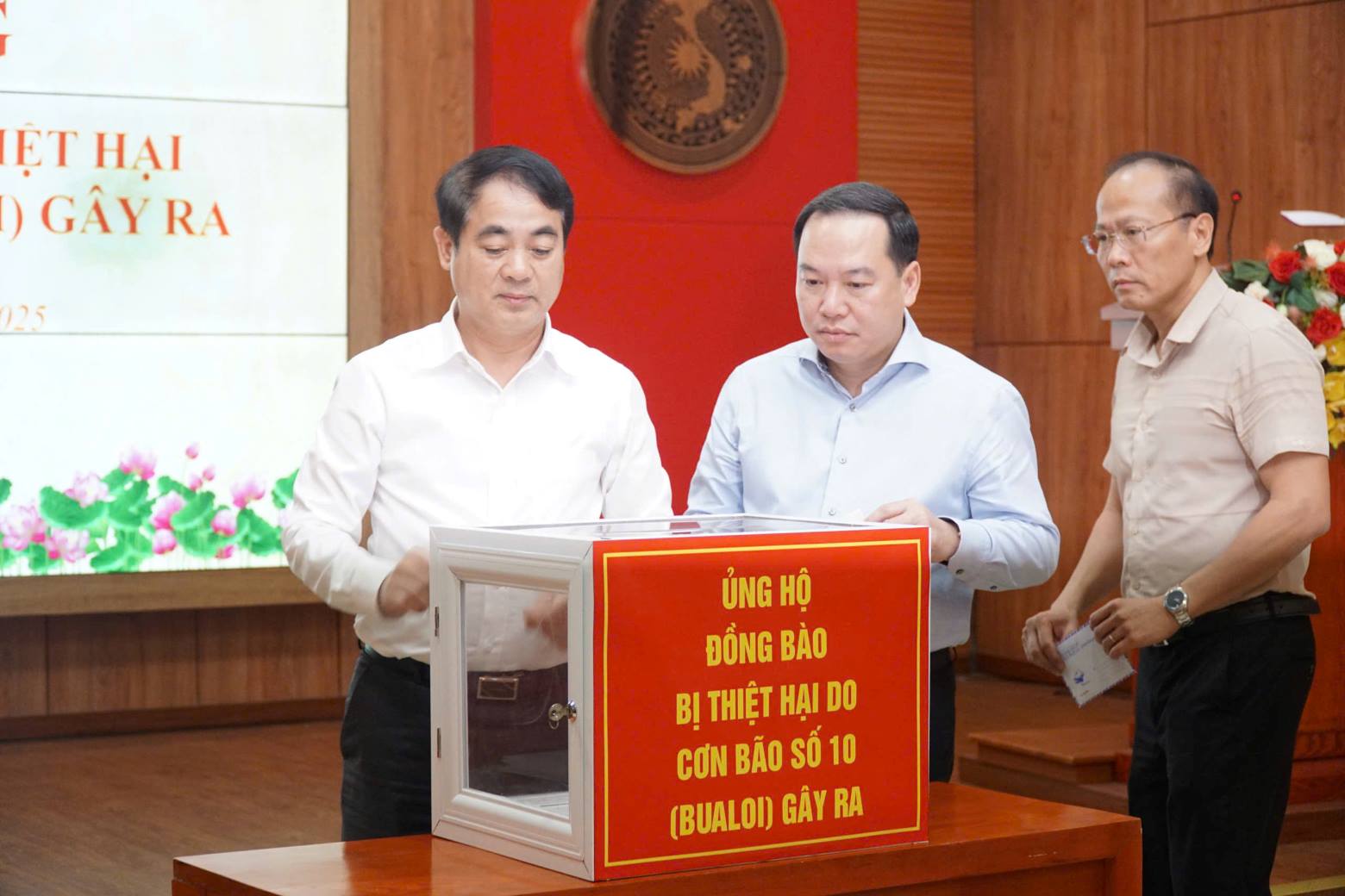 Bi thu Tinh uy Khanh Hoa, ong Nghiem Xuan Thanh truc tiep quyen gop nham chung tay ho tro dong bao thiet hai trong con bao so 10. Anh: Phuong Linh