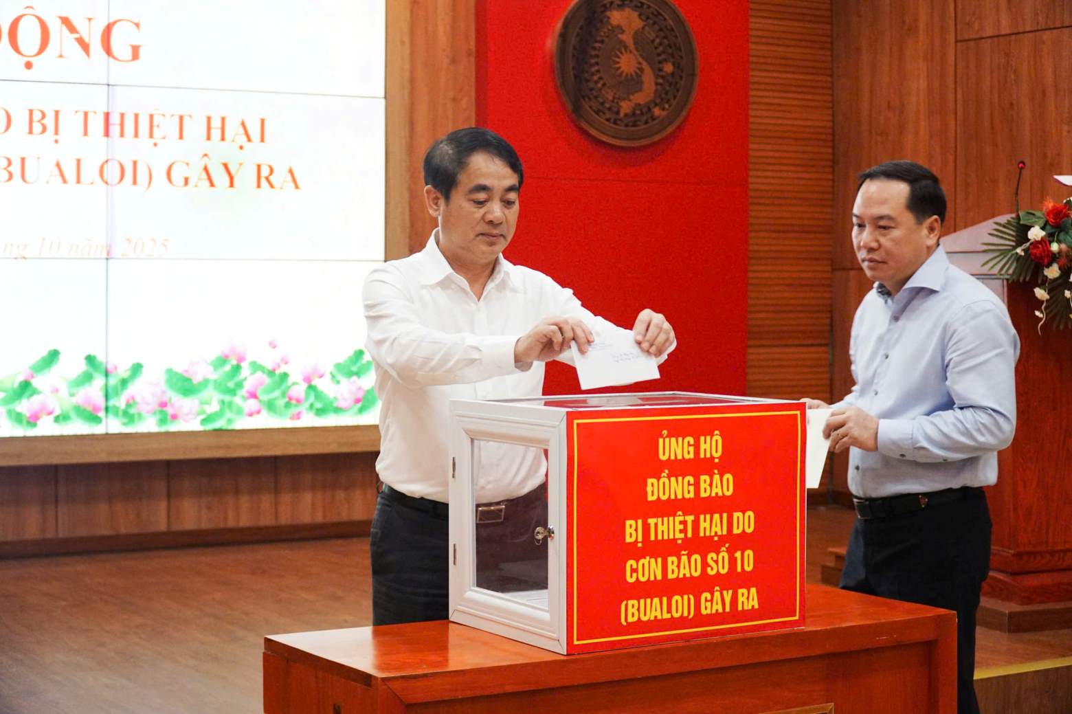 El Secretario del Comite Provincial del Partido de Khanh Hoa el Sr. Nghiem Xuan Thanh junto con el Comite Permanente del Partido y funcionarios y empleados publicos de las agencias del Partido donan para apoyar a los compatriotas afectados por la tormenta numero 10. Foto: Phuong Linh