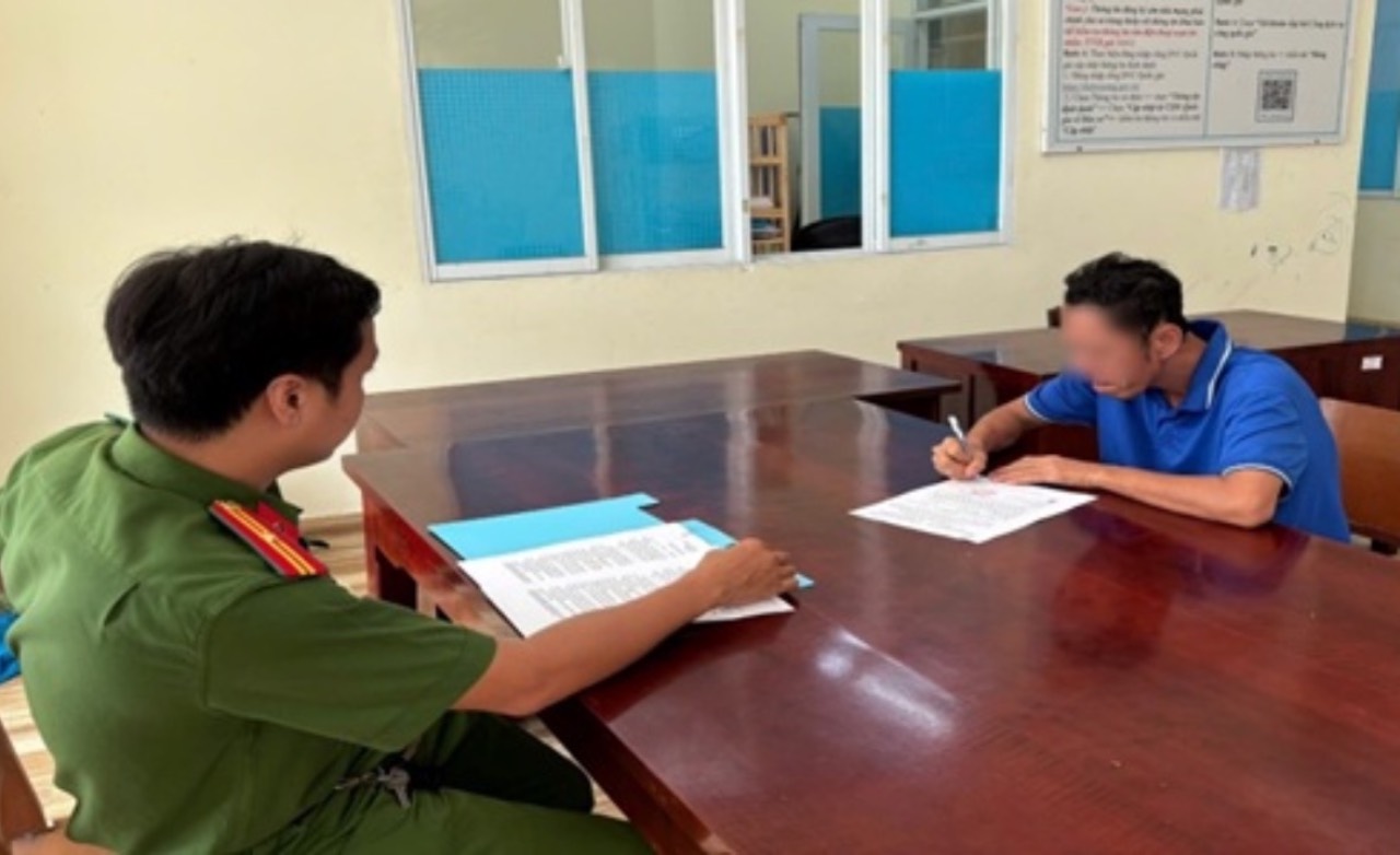 Doi tuong Nguyen Hong Lam bi dieu tra ve hanh vi su dung trai phep chat ma tuy. Anh: Cong an tinh Dong Thap