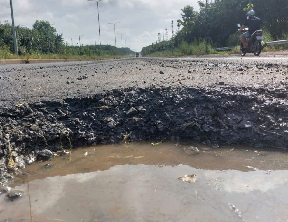 Les autorites competentes et l'entrepreneur commencent a reparer le tronçon endommage. Photo : Dinh Trong